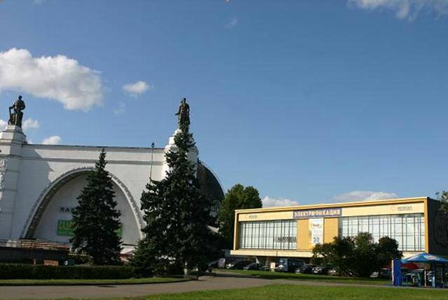 55 павильон ВВЦ превратился в площадку, где были представлены образцы швейного оборудования и новых технологий для текстильной и легкой промышленности.