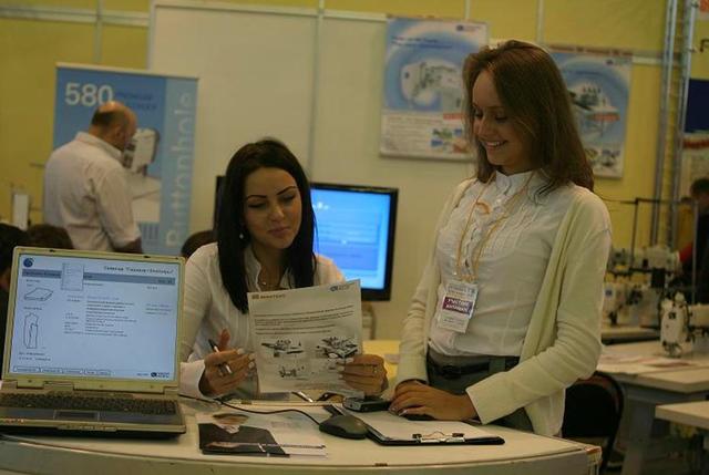 Представители Минтекс Груп работают с рекламными материалами фирмы